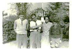 Fotografía de Eduardo Adolfo Capello junto a su madre y su padre
