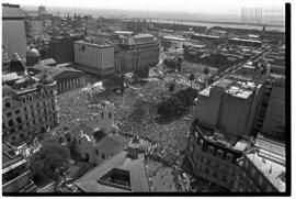 Fotografía de movilización por la asunción de Raúl Alfonsín a la presidencia