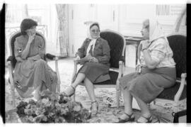 Fotografía de Madres de Plaza de Mayo con Danielle Mitterrand y Régis Debray