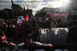 Fotografía de movilización en Trelew en rechazo al fallo por asesinato de Julián Antillanca