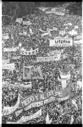 Fotografía de manifestación contra el levantamiento carapintada
