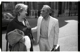 Fotografía de Madres de Plaza de Mayo con Danielle Mitterrand y Régis Debray