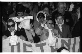 Fotografía de marcha de Madres de Plaza de Mayo