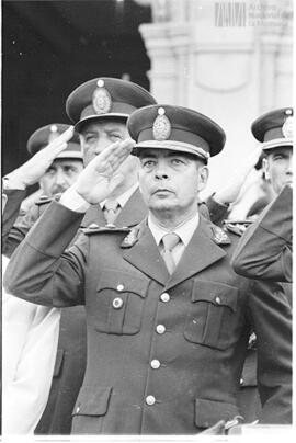 Fotografía del Coronel Mario Benjamín Menéndez en acto conmemorativo del 164 aniversario de la Ba...