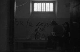 Fotografía de jóvenes  detenidos en una celda de la cárcel de Villa Devoto