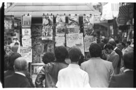 Fotografía de personas que buscan noticias de la Guerra de Malvinas