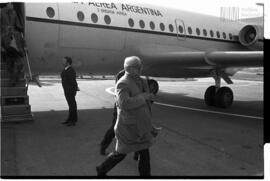Fotografía del regreso de las Islas Malvinas de políticos y sindicalistas